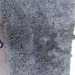 A gray shag rug